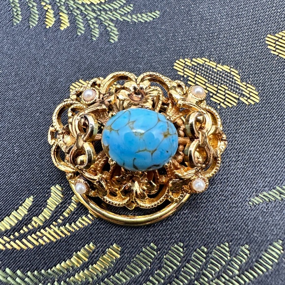 SOLD. Vintage Filigree Scarf Clip Gold Tone with faux pearl - Picture 4 of 7